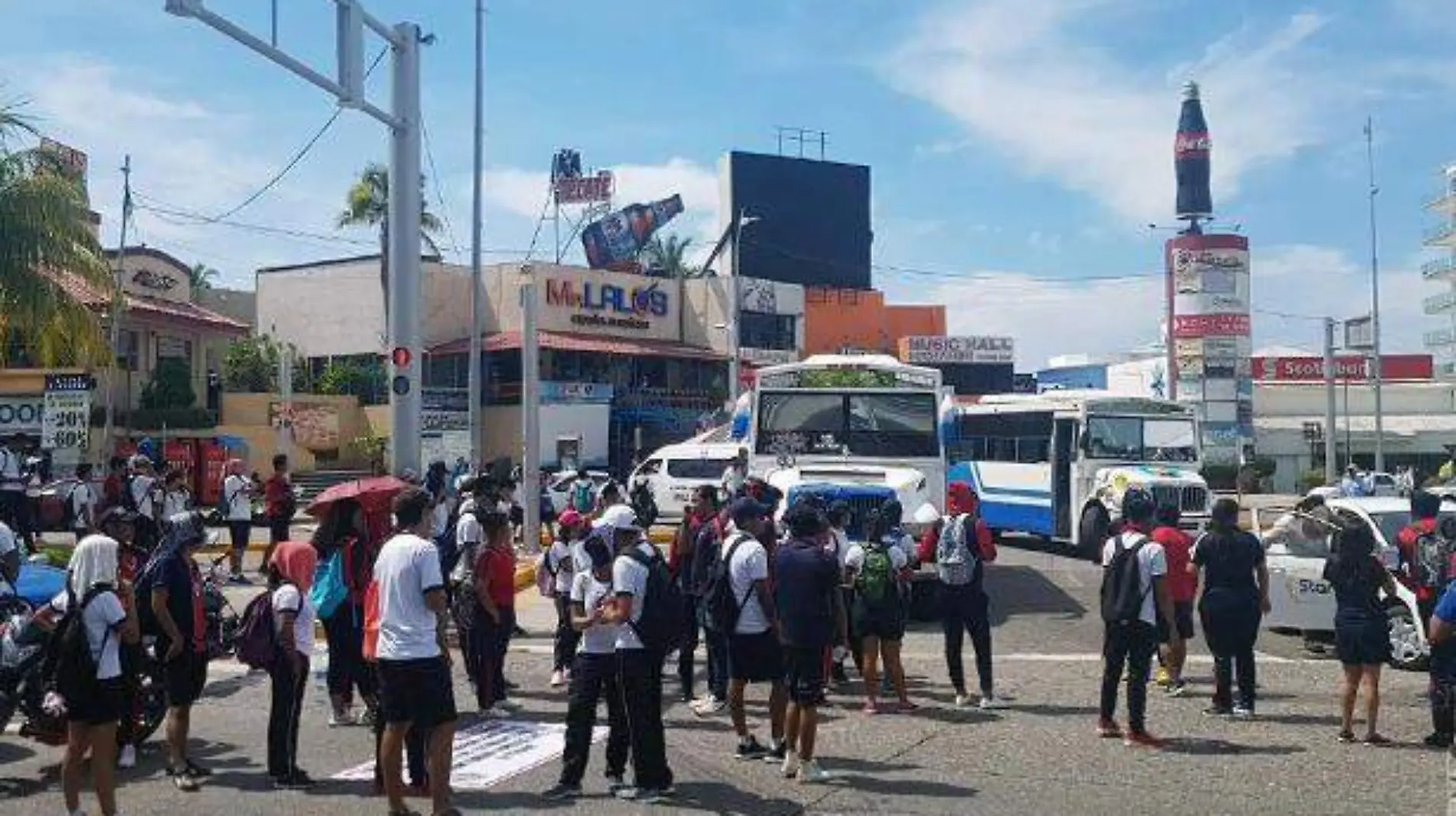 Acapulco - bloqueo alumnos de la ESEF